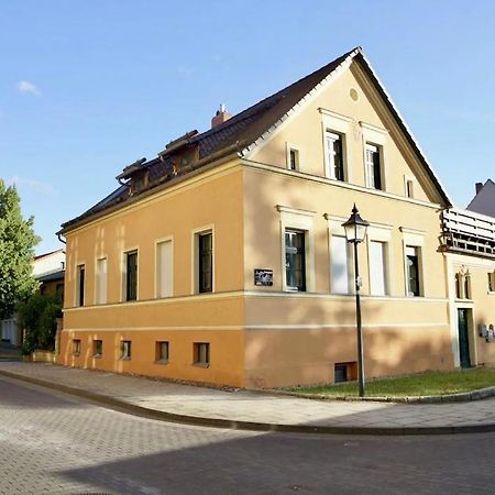 Ferienwohnung Am Schloss: Elbe-Nahe Unterkunft mit Schlossblick Barby Exterior photo