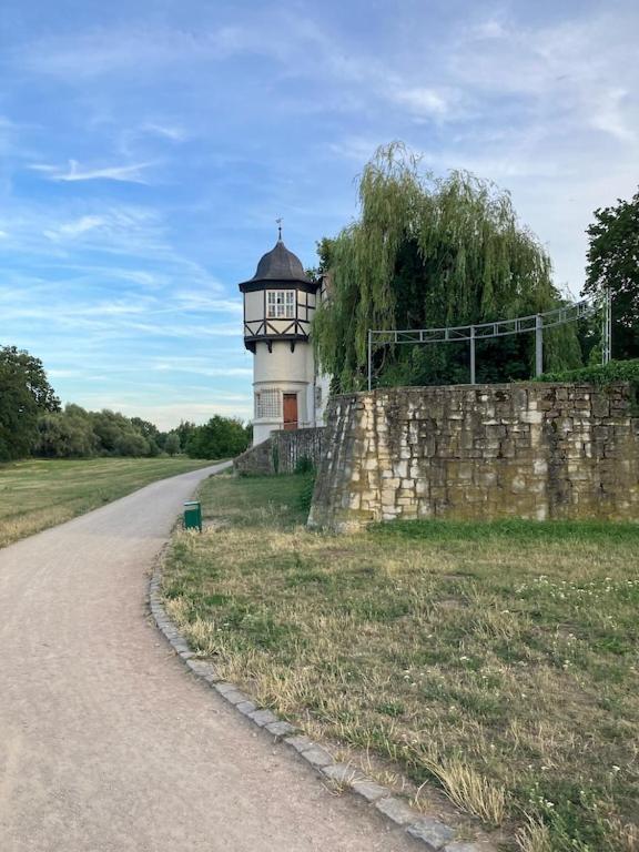 Ferienwohnung Am Schloss: Elbe-Nahe Unterkunft mit Schlossblick Barby Exterior photo