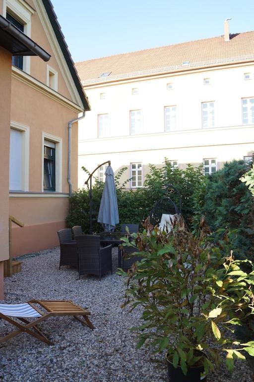 Ferienwohnung Am Schloss: Elbe-Nahe Unterkunft mit Schlossblick Barby Exterior photo