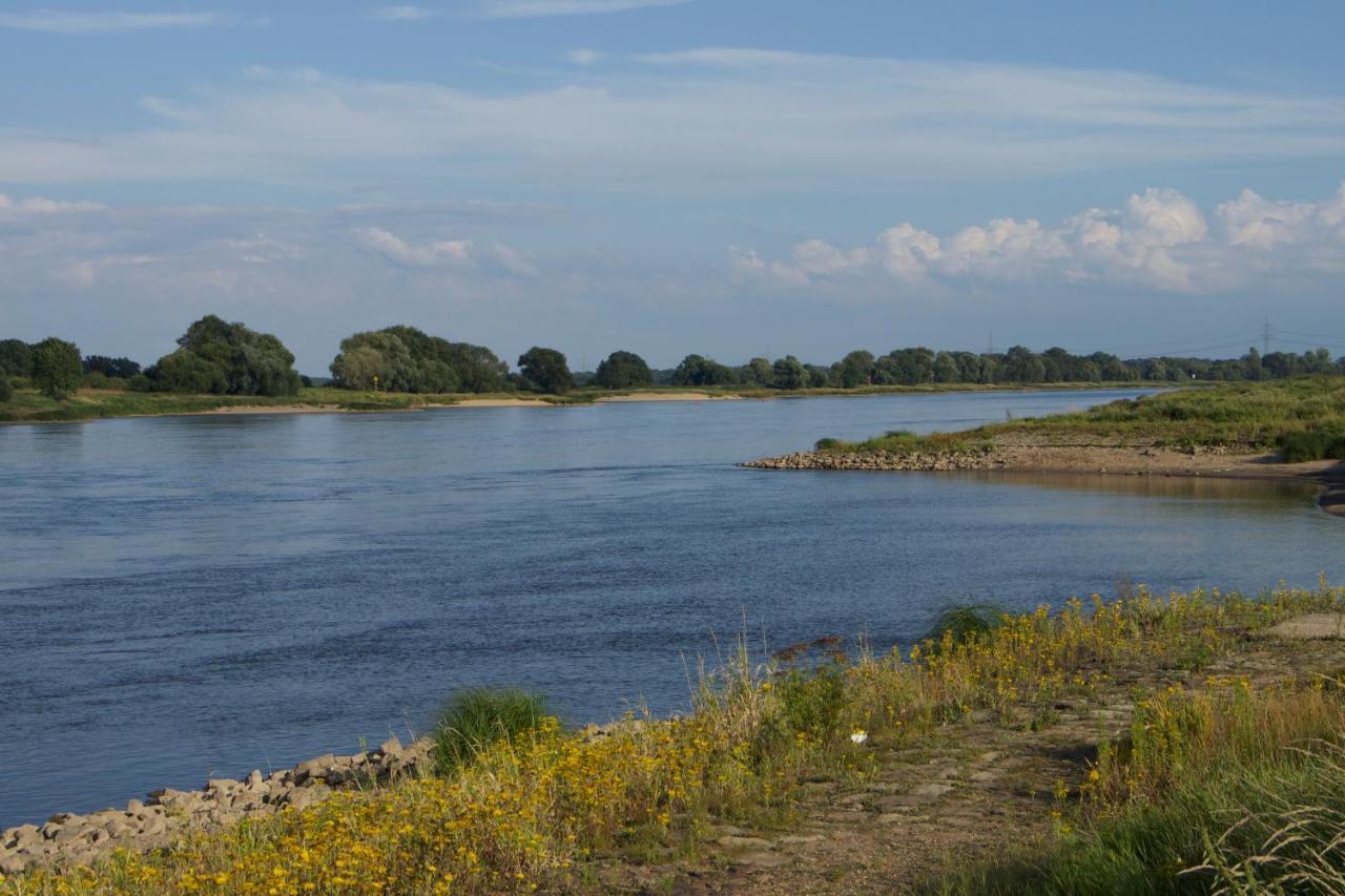 Ferienwohnung Am Schloss: Elbe-Nahe Unterkunft mit Schlossblick Barby Exterior photo