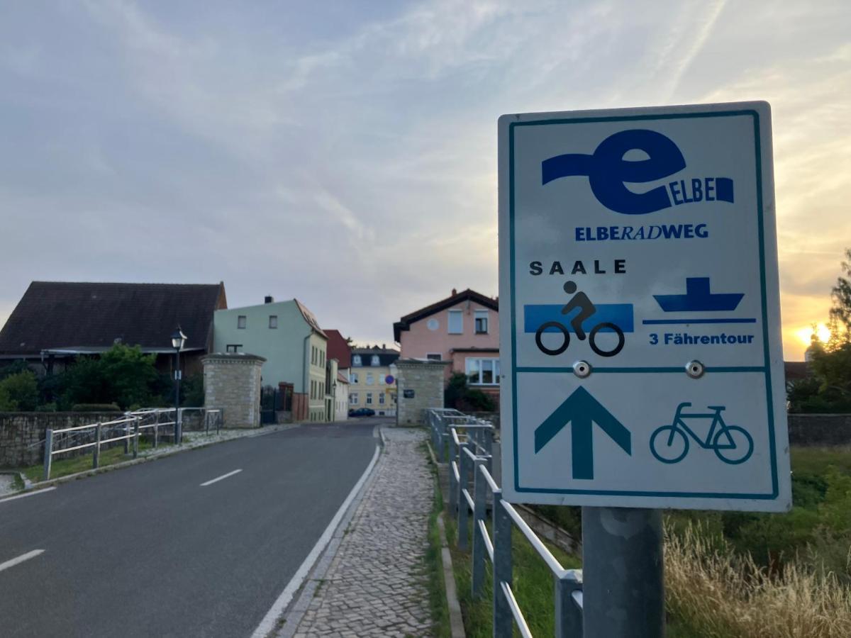 Ferienwohnung Am Schloss: Elbe-Nahe Unterkunft mit Schlossblick Barby Exterior photo